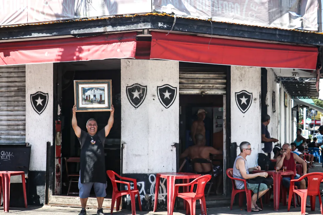 No seu bar, há imagens, fotos e até um quadro que fazem referência ao Botafogo