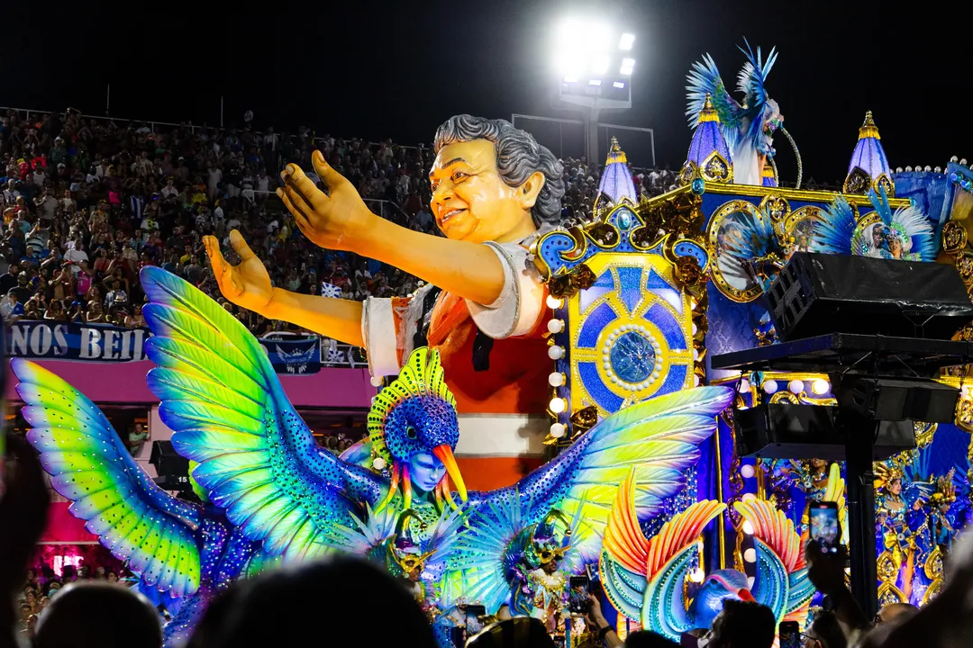 Beija-Flor emocionou a Sapucaí com a despedida de Neguinho e um samba cativante que encantou o público