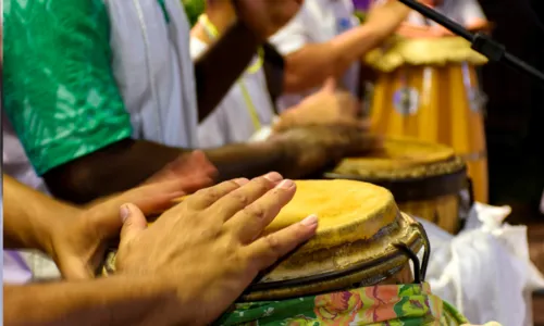 Na Umbanda e em algumas vertentes do Candomblé, eles se manifestam como figuras idosas, sábias, com fala mansa e profunda espiritualidade.