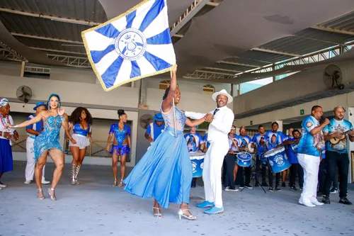 Casal de mestre-sala e porta-bandeira Vinícius Pessanha e Jack Pessanha, os irmãos Pessanha