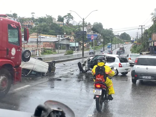 Veículos tiveram que desviar do local para trafegar pela região