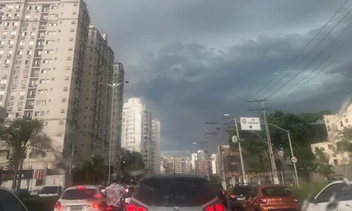 Motoristas registram o céu fechando na Avenida Marquês de Paraná