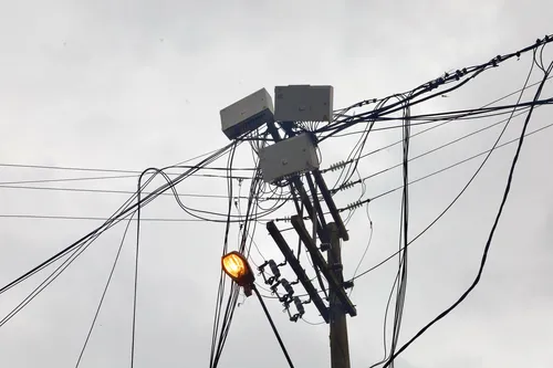 Luz do poste fica ligada dia e noite, de acordo com moradores