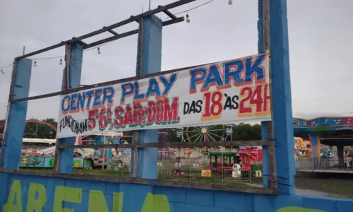 Cartaz informa o horário de funcionamento do parque
