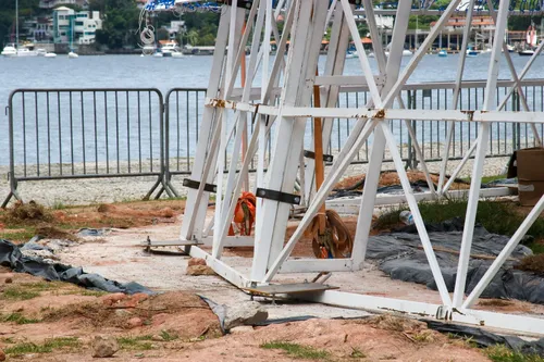 Estrutura foi fixada com placas de ferro