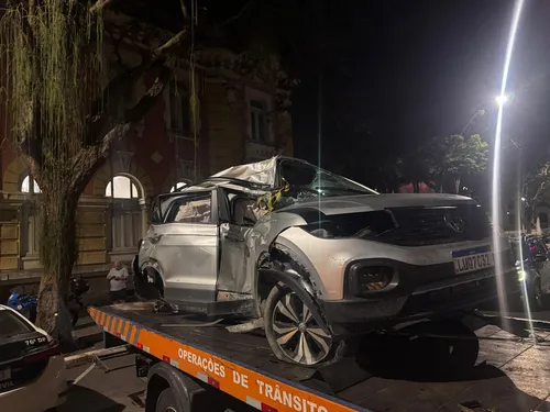 Carro roubado ficou destruído após acidente