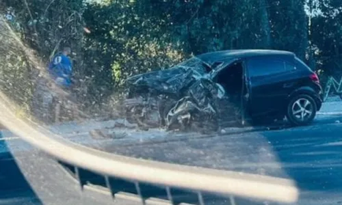 A frente do carro ficou completamente destruída por causa do impacto