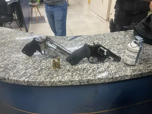 Material apreendido pela Polícia Militar com os homens que participaram da briga entre grupos de bate-bolas