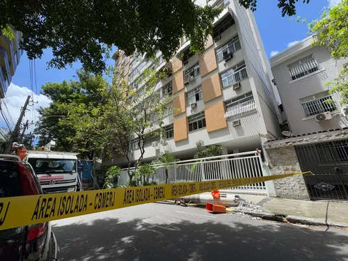 Prédio residencial ficou sem luz; rua foi isolada pelo Corpo de Bombeiros