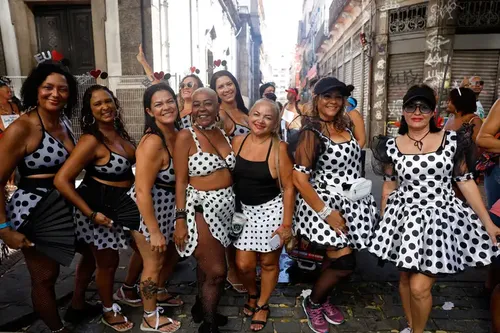 Foliões se divertem no 106º desfile do Cordão da Bola Preta, no centro da cidade