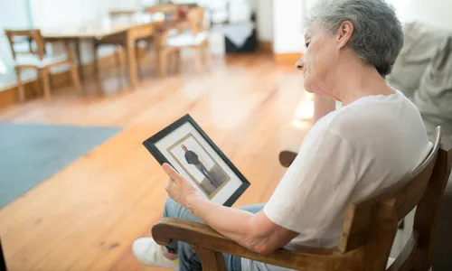 Em muitas tradições, acredita-se que as almas dos que faleceram permanecem próximas dos seus familiares e amigos