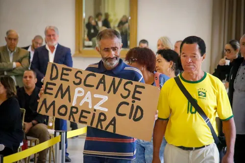 Fã levou cartaz para a despedida do jornalista Cid Moreira