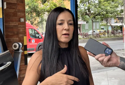 Valesca falou que sua loja fica suja por conta dos 'banhos de esgoto' durante o dia