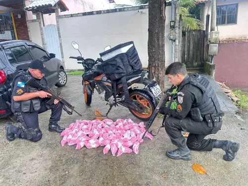 A droga e a moto apreendida pelos policiais em Maricá