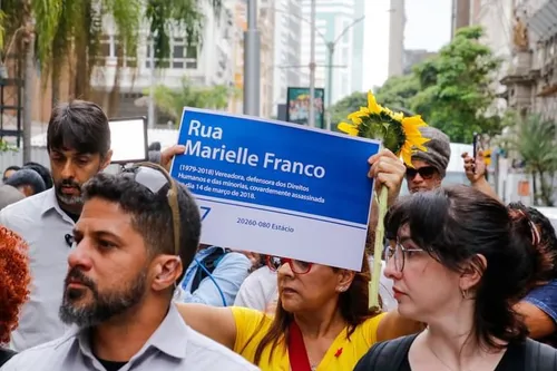 Familiares e diversos movimentos sociais se reuniram na porta do TJRJ