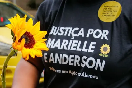 Manifestantes estavam com cartazes e girassóis nas mãos