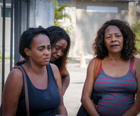 Carla Vanussia, irmã de Wagner (vestida com blusa preta), ao lado de familiares