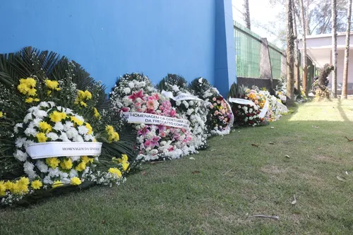 Empresas e amigos enviaram coroas de flores