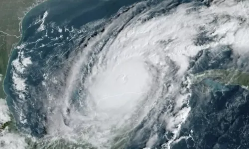 A previsão é de que a tempestade chegue à costa do Golfo da Flórida com ventos sustentados de até 281 km/h