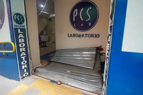 Porta do laboratório foi arrombada por policiais civis