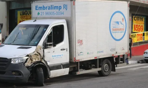 O caminhão envolvido no acidente ainda estava no local na tarde desta quinta