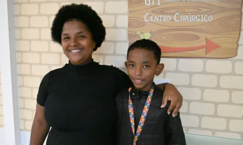 Karina Barbosa levou seu filho Hugo Henrique, de 10 anos, para fazer a cirurgia de orelha de abano após sofrer bullying na escola