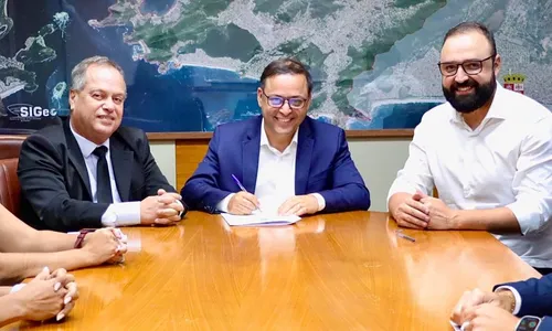 Milton Cal e Binho Guimarães estavam junto com o prefeito Rodrigo Neves