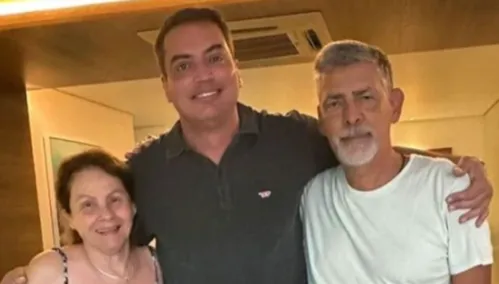 Leo entre a mãe, Dona Virginia, que faleceu em 2024, e o pai, Seu Helmo: