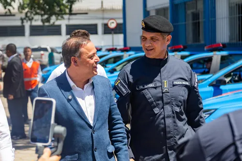 Prefeito de Niterói, Rodrigo Neves, ao lado do comandante do 12º BPM (Niterói), coronel Leonardo Oliveira