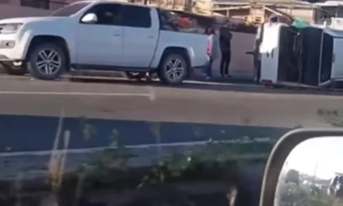 Carro capotado na descida do viaduto do Alcântara