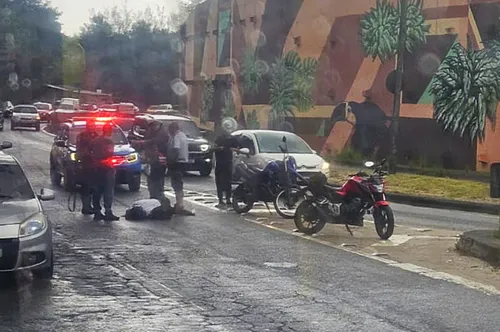 Motociclista ficou ferida no acidente