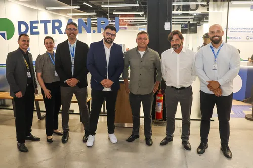 Ao centro, o diretor do Mercado Municipal de Niterói, Allan Carvalho, e o presidente do Detran-RJ, Gláucio Paz