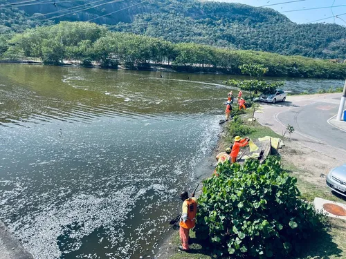 Ponte em desmoronamento dificulta ainda mais a passagem de água