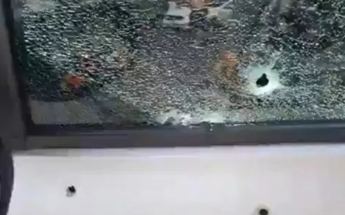 Vidro do carro atingido pelos disparos de arma de fogo