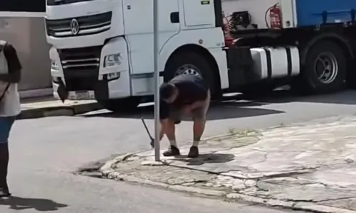 Imagem ilustrativa da imagem Motorista tenta arrancar placa de rua em Niterói para passar; vídeo