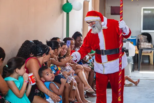 O Papai Noel Guga Gallo em ação na comunidade do Zulu, em Santa Rosa