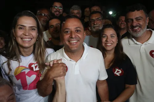 Rodrigo Neves comemora vitória ao lado da vice-prefeita eleita, Isabel Swan e eleitores