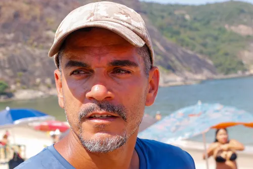 Marcos Luciano, conhecido como Zulu, trabalha na praia há 15 anos