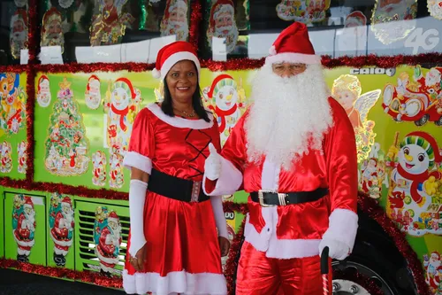 Motorista Mauro Nascimento, ao lado da cobradora Delma Soares, se vestem de Papai e Mamãe Noel