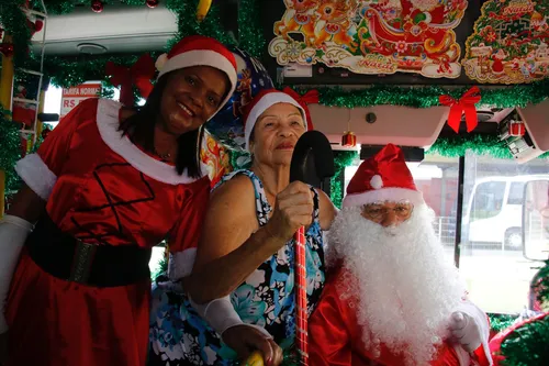 A passageira Marli de Abreu Rangel vibrou com o Papai e Mamãe Noel