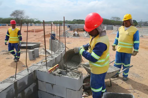 Mais de 120 trabalhadores dão expediente na obra