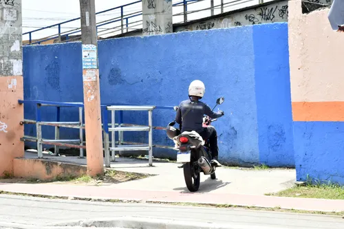 A passagem de motos em passarelas é proibida