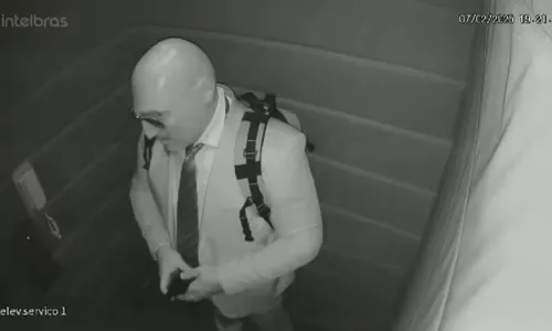 Homem que teria sido enviado para cometer furto usou máscara de silicone, fingindo ser careca