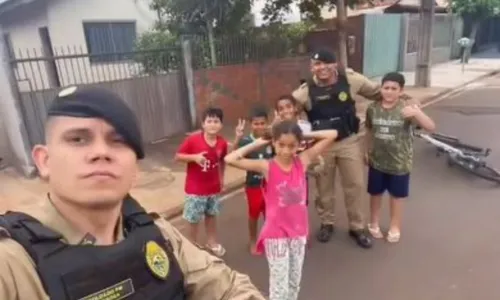 Crianças e policiais que participaram da partida de futebol