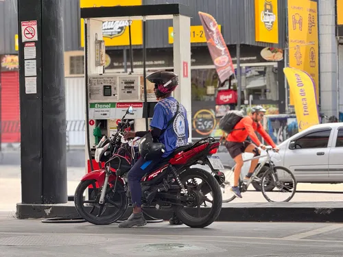 Motociclista aguardando atendimento no posto interditado