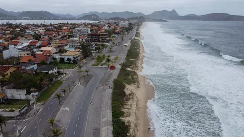 Águas tomam a areia da praia de Piratininga