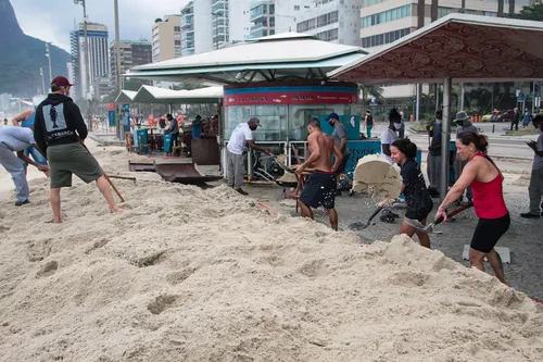 Ressaca na praia do Leblon, na Zona Sul do Rio