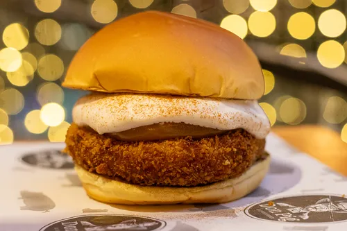 Doce de banana empanado na farinha panko com doce de leite, chantilly e canela envolto em pão de brioche