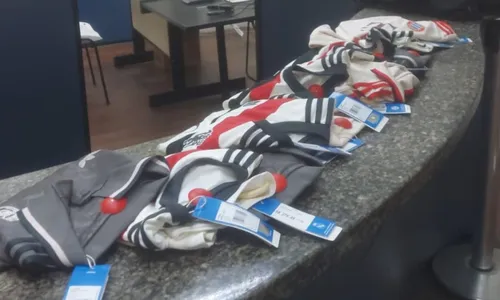 Doze camisas esportivas estavam na mochila do acusado