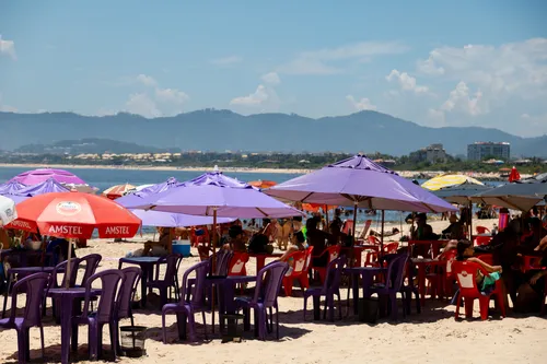 Banhistas também denunciam o espaço que as cadeiras estão ocupando na faixa de areia